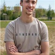 Éducateur sportif donne cours de sports a domicile (renforcement musculaire, cardio, stretching)